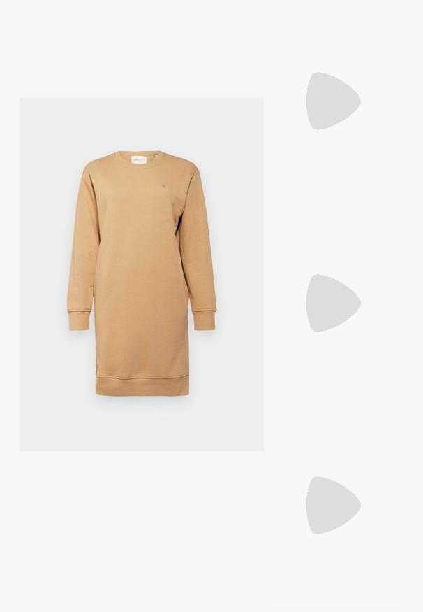 GANT SHIELD C NECK DRESS - Denné šaty - caramel beige; Biele kožené tenisky s hrubou bielou podrážkou, čiernym zamekom na päte a vyrazeným logom na boku. Šnurovací dizajn so šiestimi očkami.; Čierne oversized slnečné okuliare s geometrickým tvarom, s tmavými šošovkami a kontrastným šedým detailom na ráme. Logo na mostíku.; Strieborné kovové náušnice s hladkým tvarom kvapky a lesklým povrchom. Jemné rytiny pridávajú detail. Minimalistický dizajn.