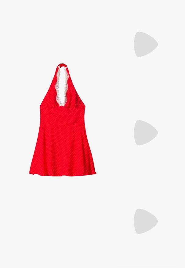 Vestito halter rosso con pois bianchi, bordo in pizzo sul collo, silhouette svasata, tessuto morbido e dettaglio elasticizzato sul retro.; Infradito neri con una cinghia testurizzata e una suola spessa, caratterizzati da un design piatto e una finitura liscia. La suola presenta un leggero motivo antiscivolo.; Occhiali da sole con montatura dorata e lenti nere ovali. Presentano aste sottili e un design minimalista. La montatura ha dettagli sottili e una finitura lucida.; Borsa a spalla nera in pelle con una forma curva, chiusura con zip e dettagli in metallo dorato. Presenta un logo sulla parte frontale e una tracolla sottile.; Bracciale d'oro con inserto di smalto bianco, caratterizzato da un motivo in rilievo di cavallo e carrozza. Finitura liscia, forma ovale, elegante e leggero.