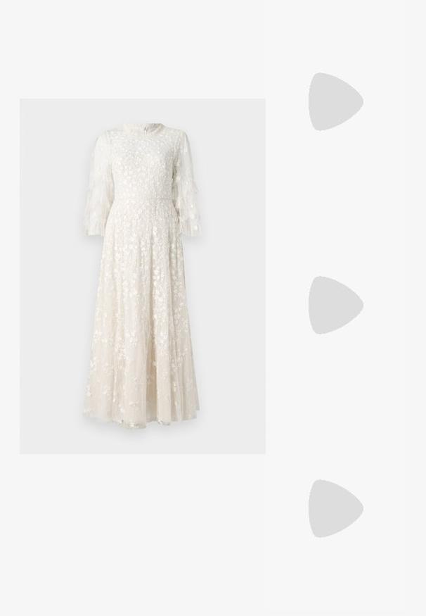 Ziedu izšūta gara kleita gaiši krēmkrāsā ar caurspīdīgām viļņotām piedurknēm un pieguļošu piegriezumu, kas pāriet brīvā svārku daļā.; Nude patentēta ādas kurpe ar noraksta siksnu un stiletto papēdi, ar gludu virsmu un minimālistisku dizainu.; Cult Gaia VIERA - Vakarsomiņa - natural; Pāris neregulāras ovālas formas zelta toņos metāla auskaru ar teksturētu, nedaudz sitētu virsmu uz baltas fona.