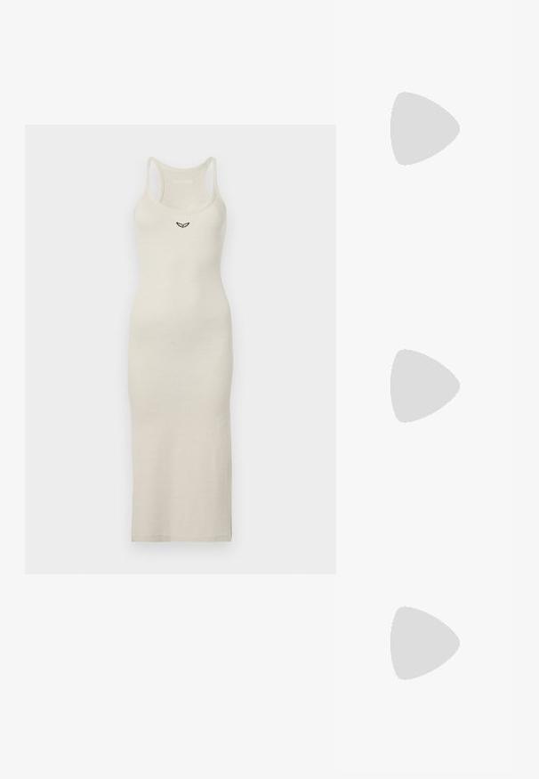 Rochie midi fără mâneci în bej deschis, realizată dintr-un material din stofa striată. Dispune de un logo brodat subtil pe piept. Silueta este ușoară și ajustată.; Cizme elegante din piele patent neagră cu vârf ascuțit, toc bloc lat, detalii decorative din aur și curea texturată.; Geantă de umăr din piele neagră, cu o curea lată, accesorii aurii și două etichete suspendate cu inscripția "LOVE MOSCHINO" în litere aurii.; Colier din cordon împletit negru, având un pandantiv în formă de inimă din aur lucios, cu curbe fine și o finisare strălucitoare.