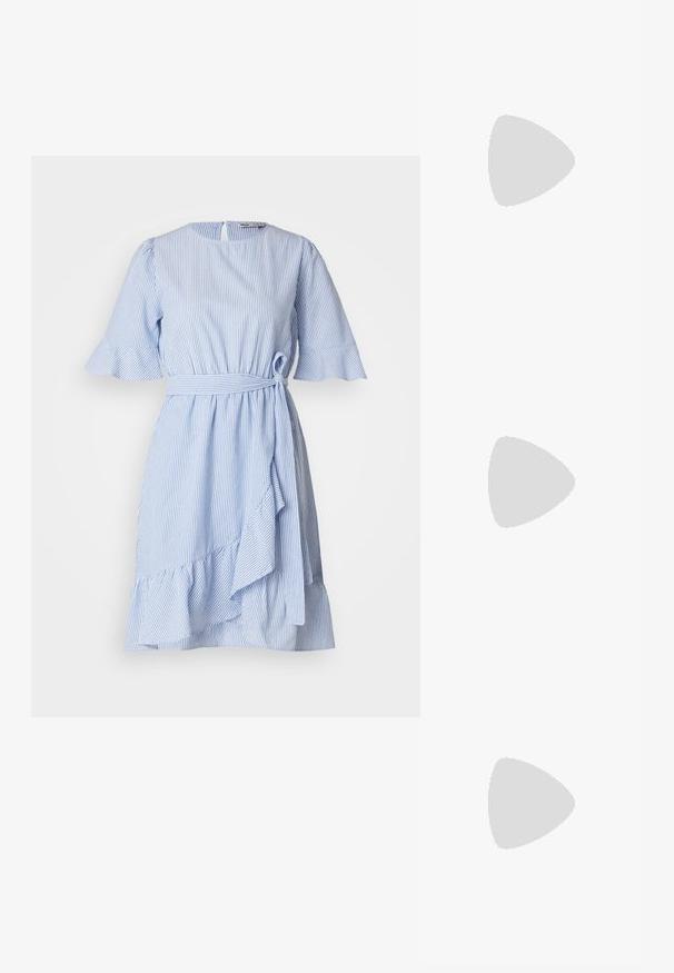 Plava i bijela prugasta haljina s kratkim volančićima, remenom u struku i asimetričnim rubom. Izrađena od lagane tkanine s glatkom teksturom.; Crne lakirane kožne sandale s otvorenom petom i špicastim vrhom, s geometrijskom blok petom. Imaju elegantan, minimalistički dizajn i glatku teksturu.; Crna kožna torba s lukovitim oblikom, odvojivim remenom i zlatnim detaljima. Torba ima preklop s kopčom.; Srebrne okrugle naušnice jednostavnog dizajna, s glatkom površinom i bez vidljivih ukrasa. Promjer nije specificiran.