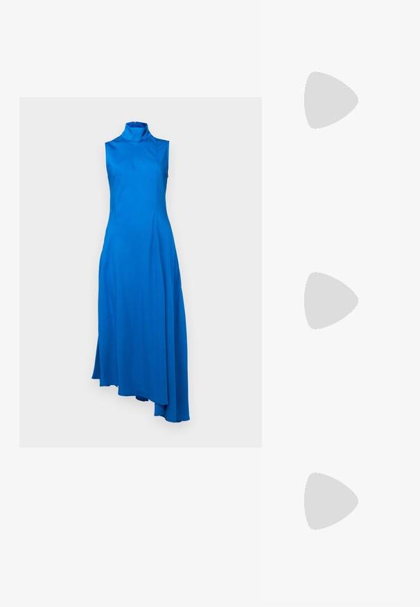 Asymmetrische, mouwloze blauwe jurk met een hoge hals. Gemaakt van gladde stof, heeft een vloeiende silhouet en zijslits. Ritssluiting aan de achterkant.; Zwarte leren balletflat, puntige neus, minimalistisch design, gladde textuur, lage hak, geen zichtbaar beslag of versieringen.; Zwarte leren schoudertas met een gladde textuur, rechthoekige vorm en een metallic kettingdetail aan de voorkant. Verstelbare schouderband inbegrepen.; Gouden creolen met een getextureerd ontwerp en drie heldere kristalaccenten aan één zijde, wat een moderne geometrische esthetiek biedt.