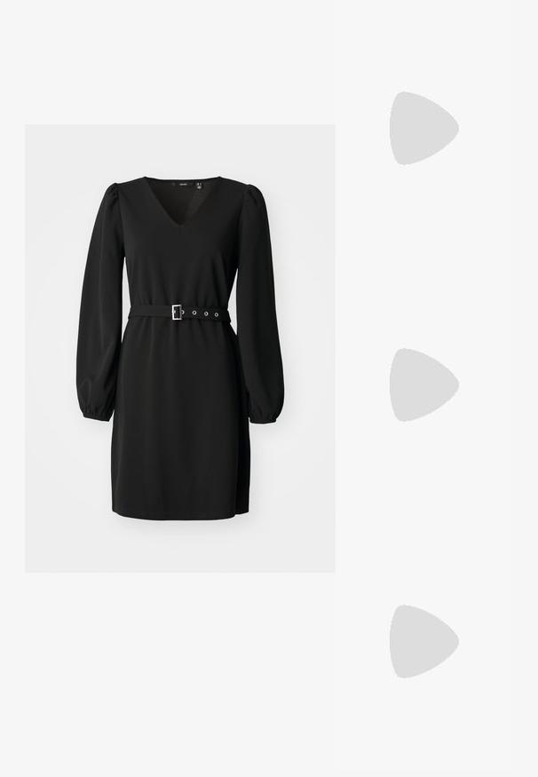 Vestido preto com decote em V e mangas longas bufantes. Apresenta uma cintura ajustada com um cinto e fivela prateada, em tecido de textura suave.; Saltos altos pretos com bico fino e atilho ajustável no tornozelo. Confeccionados em couro suave, apresentam um salto bloco robusto.; Bolsa de couro preta com forma curva, alça destacável e detalhes em dourado. A bolsa possui uma aba com detalhe de fivela.; Brincos em tom de ouro com formas onduladas e texturizadas. Inclui studs escultóricos com presilha e um design de argola aberta com um acabamento martelado.