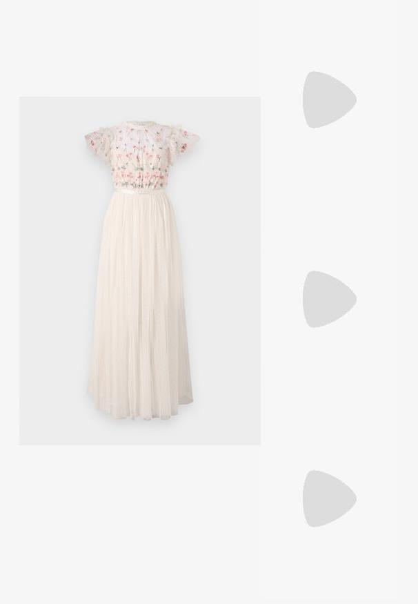 Witte maxi-jurk met een geborduurde bloemenbuste, pofmouwen en een textuur, gelaagde tule rok met stippen verspreid over de hele jurk.; Zwart patent slingback hak met een spitse neus, voorzien van een gestructureerde slangenprint, verstelbare band en een korte, gestructureerde blokhak.; Zwarte leren schoudertas met twee vo pockets, gouden gespen, ritsluiting en een smalle band. Tekstuur oppervlak en compacte rechthoekige vorm.; Gouden metalen oorbellen in de vorm van een gebogen, verlengde hoop. Kenmerkend zijn het gladde, glanzende oppervlak en de afgeronde punt voor extra detail.