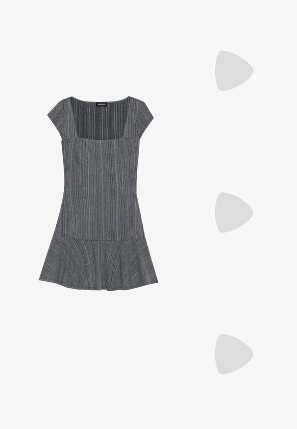 Grå randig klänning med korta ärmar, fyrkantig halsringning och utsvängd fåll. Tillverkad av textil med struktur, med vertikal randdesign.; Svarta knähöga stövlar i blankt läder, med spetsig tå och en kraftig geometrisk klack med en slät yta.; Svart läderaxelväska med rundad form, glänsande yta och silverdetaljer. Person bär svarta vida byxor och nitprydda loafers.; Guldtonade metallörhängen med en slät, rundad triangulär form och design med postback; reflekterande yta med minimal detaljering.