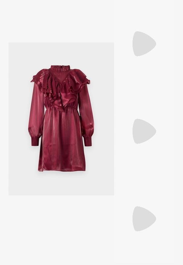 Burgunderfarbenes Satin-Minikleid mit gerafftem Ausschnitt und Ärmeln, langen Puffärmeln und tailliertem Schnitt. Glatte, glänzende Textur.; Spitz zulaufender High-Heel-Schuh in einer Farbgestaltung aus Silber, Gold und Nude. Glänzende Oberfläche mit Ausschnittdesign und stiletto Absatz.; Silberne metallic Pouch-Tasche mit einer sanften, abgerundeten Form und einem geknoteten Verschluss oben. Hergestellt aus glattem Kunstleder.; Silberne Creolen mit gedrehter Gestaltung, ausgestattet mit einer polierten Oberfläche und einer Steckverschluss. Sie haben einen Durchmesser von ca. 3 cm.