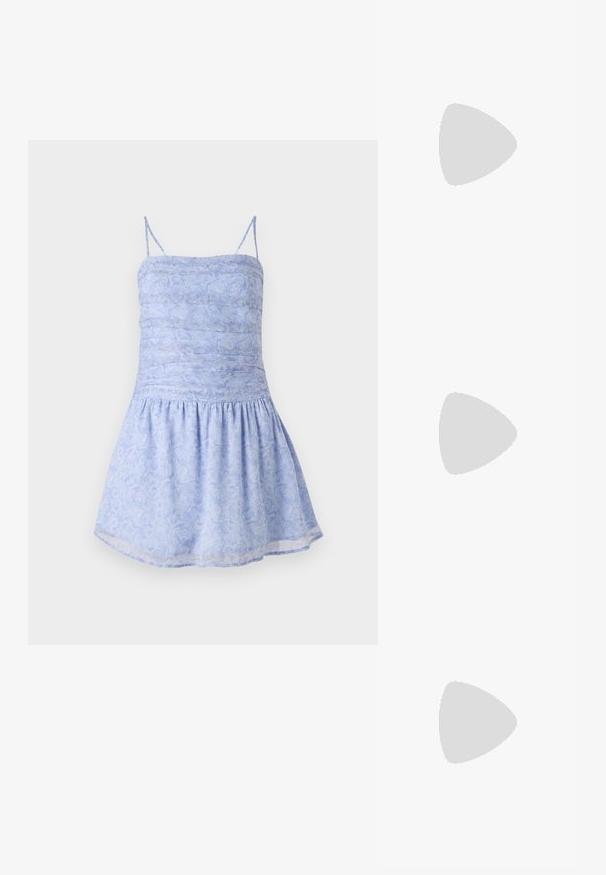 Gaiši zils vasaras kleita ar plānām siksnām, rušētu augšdaļu un izplestu apakšu; ar ziedu rakstu un gludu, vieglu audumu.; Apspīlēta augstpapēžu kurpe ar zeltītu, sudrabi un neitrālu krāsu kombināciju. Spīguļojoša virsma ar izgriezuma dizainu, aprīkota ar stiletto papēdi.; Sudraba metāliska poga somiņa ar mīkstu, noapaļotu formu un mezgla augšējo aizdari. Izgatavota no gludas mākslīgās ādas materiāla.; Sudraba gredzenveida auskari ar savītu dizainu, kas ir ar pulētu apdari un ar aizmugurēju fiksāciju. Izmērs ir aptuveni 3 cm diametrā.