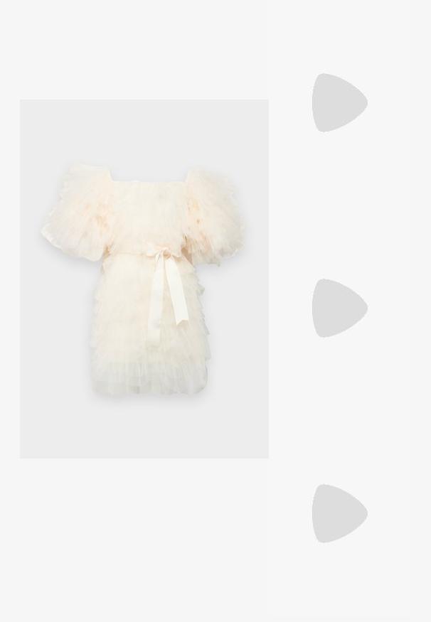 Ida Sjöstedt EXCLUSIVE CRYSTAL DRESS - Cocktailjurk - ivory; Zwarte gepatenteerde leren slingback pumps met een spitse neus, verstelbare enkelband en een gematigd blokhak. Gladde textuur met een glanzende afwerking.; Stuart Weitzman POSH SHOULDER BAG - Schoudertas - black; Parel-druppel oorbellen met een gepolijste oppervlakte, voorzien van een zilverkleurige sluiting en ronde, witte parels. Eenvoudig, klassiek ontwerp.