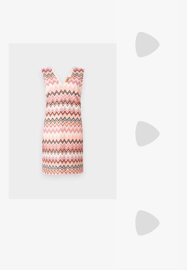 Värviline zigzag-muster, V-kaelusega, ilma varrukateta kleit, millel on roosa, pruun ja kreemja tooni. Tekstuuriga kudum.; Mustast nahast kõrge kontsaga kingad terava ninaga, millel on mitmevärviline rihm ja kuldse tooni detailid. Madal, nurga all blokkkonts.; Kilpkonnakujulised prillid, millel on kassikutsu stiilis raam, pruuni degradeeläätsed ja kuldse tooni detailid tempeltes.; Valge kudumiskangast käekott kuldse käepidemega, eemaldatava õlarihmaga ja ümarate alustega. Ülalt on varustatud lukuga.