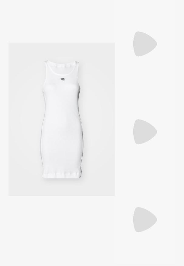 MOSCHINO JEANS PAINTER - Abito in maglia - fantasia bianco; T-shirt nera in cotone con maniche corte e scollatura rotonda, con testo bianco che recita "TROPPO CALDA DA GESTIRE" sul davanti.; Mocassino in pelle nera con un design cucito, una piccola linguetta anteriore e una suola in gomma piatta. Texture liscia con dettagli in metallo dorato.; Borsa a tracolla in pelle nera con design strutturato, doppi manici superiori, strap rimovibile e accentuazione in oro su una fascia orizzontale.