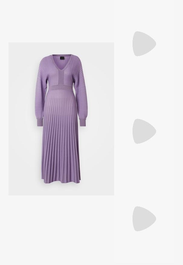 Lilla ribaga kootud kleit, millel on V-kaelus, pikad eenduvad varrukad, kohandatud vöökoht ja flirdunud seeliku disain, millel on vertikaalsed voldid.; Must mustaga, terav varvas, madala kontsaga sildiga king, mis on valmistatud siledast nahast ja mille küljel on lõike disain hingavuse tagamiseks.; Must have mustras alasi nahkpatsi, pehme tekstuuriga, kolmnurkse kujuga ja reguleeritava rihmaga, koos helesinise triibulise särgi ja valgete pükstega.; Kolme metallist rõngast: üks roosa kuld, üks kuld tekstuursete aktsentidega ja üks hõbe, kõik sisepoolt graveeritud brändinguga.