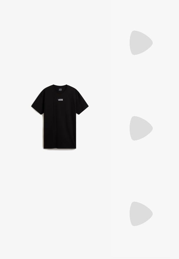 T-shirt en coton noir avec un col rond et des manches courtes. Logo blanc remarquable sur la poitrine, avec une coupe décontractée et une texture lisse.; Ensemble de trois t-shirts à manches longues de couleur blanche unie. Fabriqués à partir d'un tissu léger et doux, avec un col rond et un design simple, sans embellissement.; Mocassins en cuir noir avec une semelle épaisse et texturée, dotés d'une sangle sur le vamp et d'une finition lisse et polie.; Sac en tissu noir avec un motif texturé et matelassé. Forme arrondie, poignées courtes et épaisses, et structure souple et flexible.