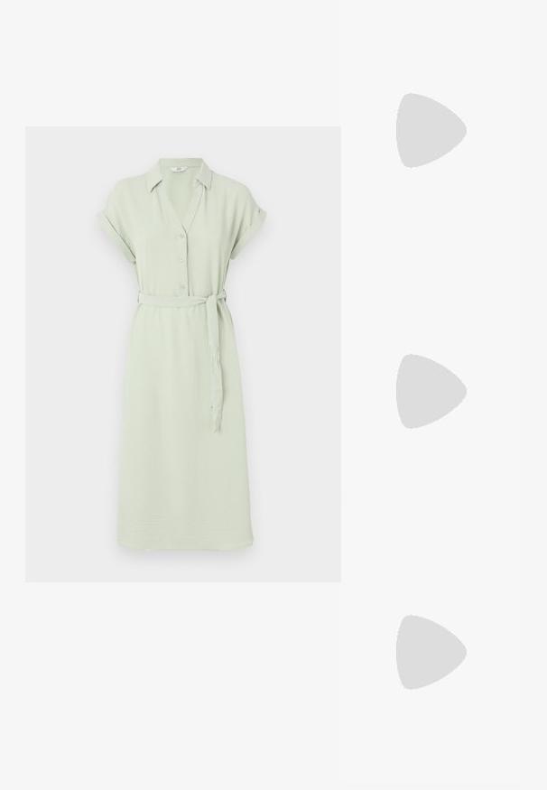 Rochie camilă verde deschis, cu mâneci scurte, închidere cu butoane, guler și curea asortată; realizată dintr-un material moale, texturat.; Pantof cu toc înalt și vârf ascuțit, cu o schemă de culori argintii, aurii și nude. Finisaj lucios cu un design decupat, având un toc stiletto.; Pouch bag metalizat argintiu, cu o formă moale și rotunjită și un închidere de tip nod la partea de sus. Fabricat dintr-un material sintetic din piele netedă.; Cercei din argint cu un design torsadat, având un finisaj lucios și închidere cu tijă. Au un diametru de aproximativ 3 cm.