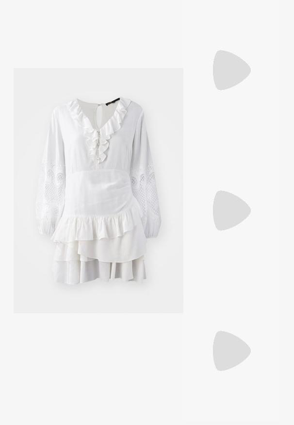 Valkoinen mekko, jossa on röyhelöreunus, pitkät ilmavat hihat, joissa on brodeeratut yksityiskohdat, ja kerroksellinen helma. Valmistettu kevyestä kankaasta.; Laadukas tummansininen farkku-paita, jossa on tukeva kaulus, lyhyet hihat ja kaksi etutaskua, joissa on nepparit; valkoiset ompeleet korostavat tyyliä.; Musta patenttinahkainen tasapohjainen kenkä suoralla varvastyöllä, nilkkahihna hopeisilla yksityiskohdilla ja tasainen pohja. Sileä pinta ja minimalistinen muotoilu.; Musta nahkakäekott, millel on frantsiisidetailid, kuldne õlgade rihm ja lõikega käepide. Ees on logo paigutus.