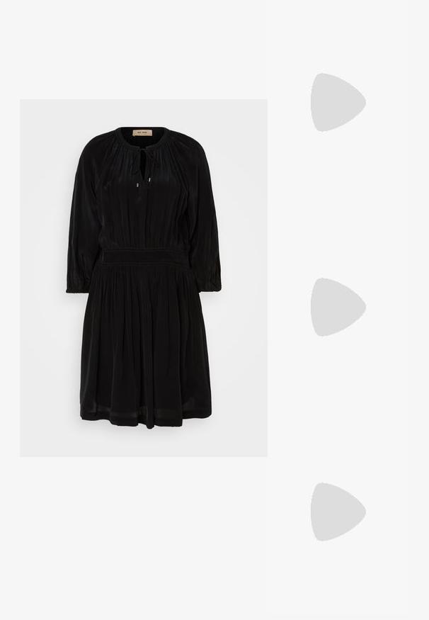 Svart klänning i mjukt tyg med rund halsringning, snörning, långa ärmar och plisserad kjol. Har resår i midjan.; Svarta lackläder slingback klackar med spetsig tå och geometrisk klack. Har en elegant, minimalistisk design och slät yta.; Svart läderhandväska med en böjd form, avtagbar rem och guldiga detaljer. Väskan har ett lock med en spänndetalj.; Ring i guldutförande med en organisk, vriden design, slät yta och avsmalnande ändar, vilket ger ett modernt, skulpturalt utseende.