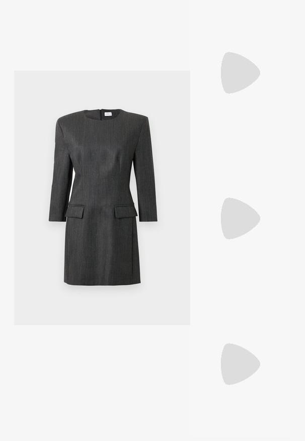 Dopasowana sukienka w ciemnoszarym kolorze o wyraźnej sylwetce, z rękawami 3/4, dwiema przednimi kieszeniami oraz zapięciem na zamek z tyłu. Subtelna faktura w prążki.; Biała koszulka z krótkim rękawem wykonana z miękkiej bawełny, o okrągłym dekolcie i raglanowych rękawach, charakteryzująca się luźnym, prostym krojem bez wzorów.; Czarny skórzany buty do kolan o gładkiej fakturze, z zamkami błyskawicznymi po bokach i płaską podeszwą. Buty mają usztywnioną cholewkę i minimalną ilość okucia.; Złote okulary przeciwsłoneczne w stylu aviatora z ciemnozielonymi soczewkami, z wąskimi ramionami i akcentami w panterkę na końcach.; Brązowa torebka z zamszu o zaokrąglonym kształcie, ze skórzanymi akcentami, złotymi detalami i zapięciem na suwak. Posiada wyraźną tabliczkę z logo.