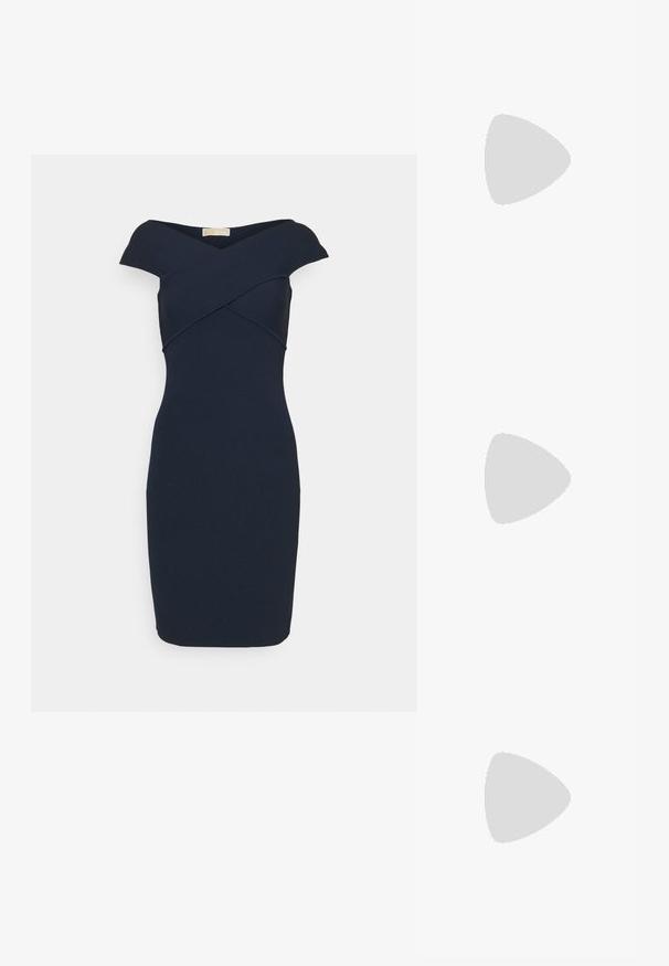 Vestido azul marino de hombros descubiertos con un diseño entallado de canalé, que presenta un escote cruzado y un dobladillo a la altura de las rodillas.; Tacón slingback negro de charol con punta afilada, que presenta un estampado de serpiente texturizado, correa ajustable y un tacón bloque corto y texturizado.; Bolso cruzado de cuero negro con dos bolsillos frontales, hebillas doradas, cierre de cremallera y una correa delgada. Superficie texturizada y forma rectangular compacta.; Pendientes de aro de metal en tono dorado con una forma curva y alargada. Presentan una superficie lisa y brillante y una punta redondeada para mayor detalle.
