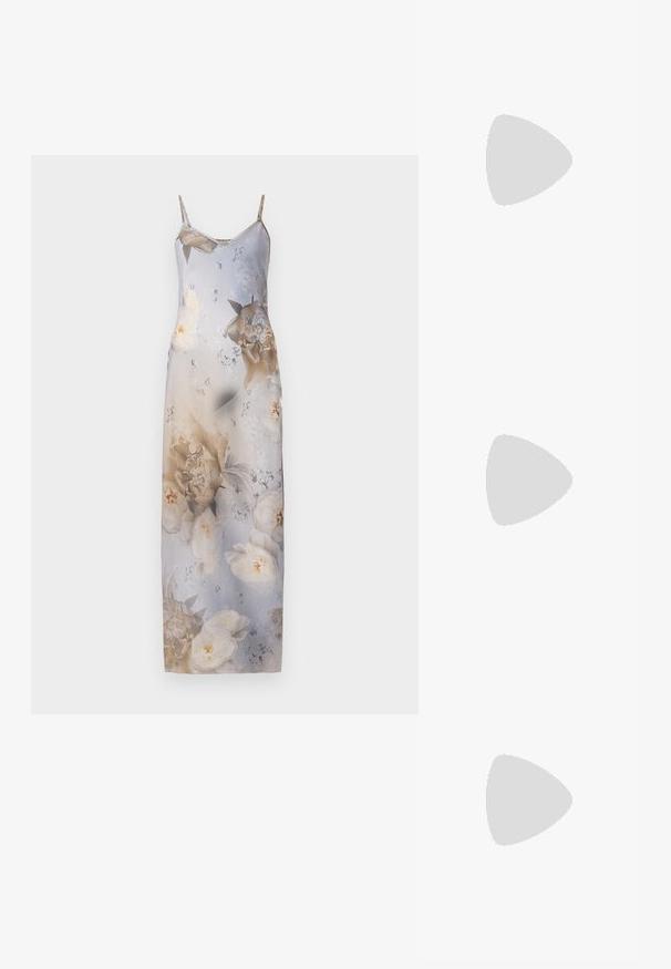 Blumengemustertes Midikleid mit dünnen Trägern, das einen Farbverlauf in hellblau und beige aufweist, mit großen weißen und goldenen Blütenmustern.; Goldene, metallische Slingback-Absätze mit spitzem Zeh und dicker Ferse. Glatte Textur, minimalistisches Design und ein schmaler Riemen.; Schwarze Lederhandtasche mit geschwungener Form, abnehmbarem Tragegurt und goldenen Beschlägen. Die Tasche verfügt über einen Deckel mit einer Schnallen-Details.; Ohrringe aus goldfarbenem Metall mit einem schlanken, geschwungenen Design. Sie verfügen über eine markante, spitze Form, eine polierte Oberfläche und einen Scharnierverschluss.