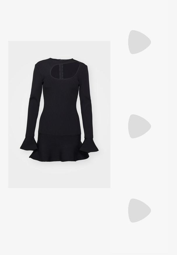 Rochie neagră cu dungi, cu mâneci lungi, are un decolteu rotund și manșete evazate, confecționată dintr-un material texturat, cu un detaliu decupat în spate.; Pantofii slingback din piele lăcuită neagră, cu vârf ascuțit, bretele pentru gleznă cu catarame și accesorii din argint, și un toc subțire.; Geantă de umăr metalică aurie cu un design structurat, textură netedă și curea reglabilă. Prezintă o formă triangulară unică și cusături minimaliste.; Cercei aurii cu forme texturate și ondulate. Include studs sculpturale cu clip și un design de cerc deschis cu un finisaj cioplit.
