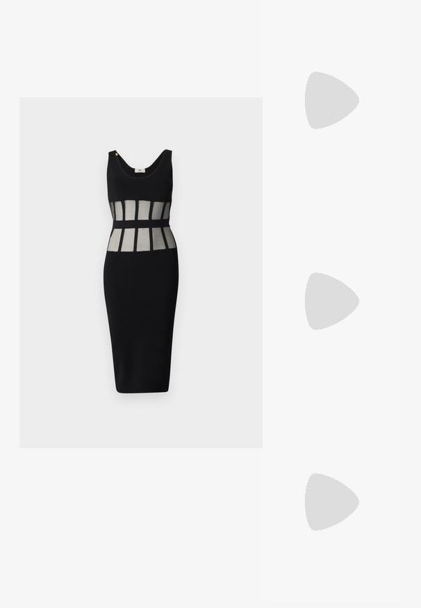 Musta bodycon-mekko, jossa on syvään kaula-aukkoon muotoiltu pääntie. Mekossa on läpikuultavaa panelointia, jossa on geometrisia kuvioita vyötäröllä, ja se on vartalonmyötäinen.; Mustat korkokengät sandaalit, joissa on ohuet hihnat solmittuna, sileä neliön muotoinen varvasosa ja tyylikäs stiletto-korko.; Vaalea harmaa metallinen käsilaukku, jossa on ketjusanka. Laukku on koristeltu pienillä pyöreillä metallikoruilla ja kolmion muotoisella brändilogolla.; Hopehopeet hopehopeet hopehopeet hopehopeet, jolla on sileä, kiiltävä pinta. Pyöreä muoto, kevyt rakenne, jossa on neulakiinnitys.