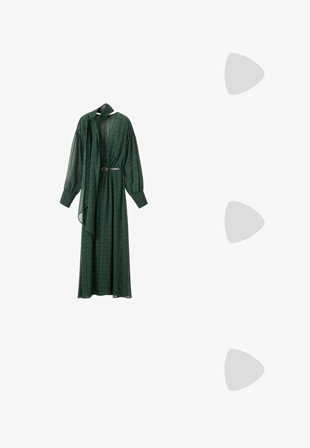 Lång grön klänning med blommönster, utrustad med snörning i halsen, voluminösa ärmar och ett bälte som framhäver midjan. Tillverkad av lättvikts tyg.; Svart lackläder slingbacksko med spetsig tå, ankelremmar med silverfärgade spännen och detaljer samt en smal klack.; Guldfärgad metallhandväska med en strukturerad design, slät textur och justerbar rem. Har en unik triangulär form och minimalistisk sömnad.; Örhängen i guldton med texturerade, vågiga former. Inkluderar skulpturala clip-on-stift och öppen hoop-design med hamrad finish.