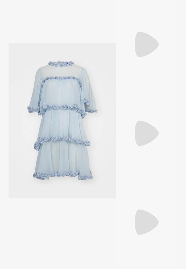 Cras FLOW DRESS - Koktélruha / Partiruha - celestial blue; Beige lapos szandál, amelyet több vékony pánt díszít, és állítható csattal rendelkezik. A talpa lapos, az élein enyhe sötét kontraszttal.; Fekete kézi táska strukturált formával, sima textúrával és fémből készült záródással. Széles fekete nadrággal és nyitott orrú szandállal párosítva, fából készült padlón.; Arany fülbevalók, texturált mintázattal, egy oldalán három átlátszó kristállyal, modern geometrikus esztétikával.