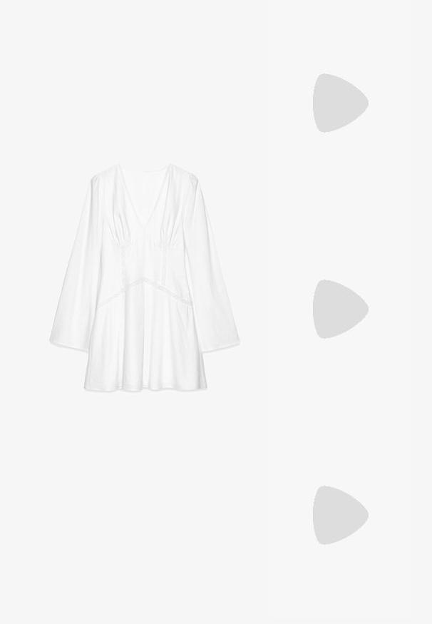 Bela bluza z dolgimi rokavi in V-izrezom, z nabranimi detajli na ramenskih delih, s čipkastimi dodatki in ohlapnim krojem, izdelana iz lahkega materiala.; Rjavi lakirani slingback čevelj z ostro konico in zmerno peto. Ima zaponko za varno prileganje. Gladka tekstura.; Rjavi pravokotni sončna očala z gradientnimi lečami, debelimi okvirji in detajlom logotipa na strani. Gladek plastičen material, minimalističen dizajn.; Bela strukturirana torba z kratkimi ročaji in naramnim trakom, z zlatimi okrasnimi elementi in teksturiranim materialom, prikazana na sivi podlagi.