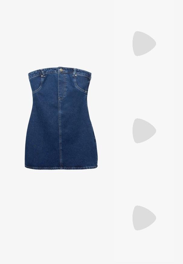 Denim obleka brez naramnic s prilegajočo se silhueto, temno modre barve, sprednjimi žepi in zapiranjem na gumbe na vrhu. Obleka ima zabrisano teksturo denima.; Bela slingback peta z ostrim nosom, gladka zgornja prevleka, nizka blok peta in zasnova z stranskimi izrezi ter nastavljivim trakom z zaponko.; Bele pravokotne sončna očala z rjavimi lečami. Imajo izrazit zlat GG logo na strani. Narejena so iz strukturirane plastične mase.; Michael Kors denarnica v bež lakiranem platnu z mišičnim vzorcem ponavljajočega se logotipa MK, z zlatim okovjem in snemljivo verižico.