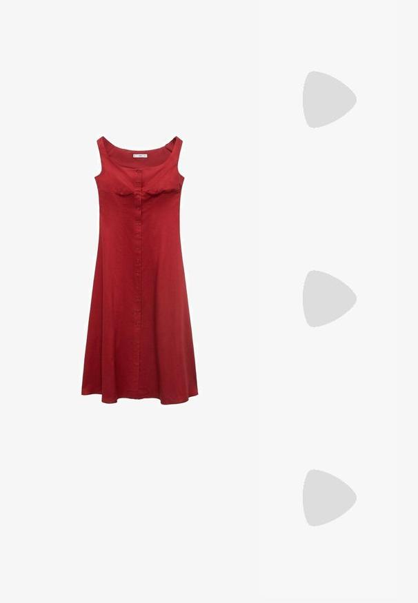 Rotes ärmelloses Kleid mit taillierter Oberseite, Rundhalsausschnitt und Knopfleiste. Hergestellt aus einem glatten Stoff, hat es einen ausgestellten Rock.; Schwarze Leder-Slingback-Absätze mit spitzen Zehen, ausgestattet mit dekorativen Riemen und Ösen-Akzenten, auf einem moderaten Stiletto-Absatz. Glatte Textur.; Schwarze Schultertasche aus Leder mit einer geschwungenen Form, polierten silbernen Beschlägen und einem abnehmbaren Anhänger. Glatte Textur mit dezenten Steppnähten.; Halskette aus goldfarbenem Metall mit unregelmäßig strukturierten Gliedern und einem Y-förmigen Anhänger, betont durch einen zentralen Anhänger, der gestapelten Münzen ähnelt.