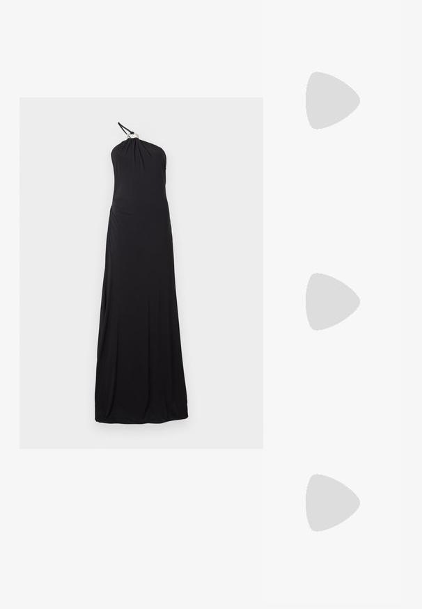 TOVE MIKA DRESS - Robe en jersey - black; Filippa K REY FLAT - Ballerines - black; Sac seau en cuir noir avec une finition texturée, accents en matériel doré et une ouverture en haut. Il dispose d'une courte poignée et d'une sangle d'épaule réglable.; Boucles d'oreilles avec clou en métal doré et design torsadé. Chaque boucle d'oreille est dotée d'un arrière transparent circulaire pour un port sécurisé.