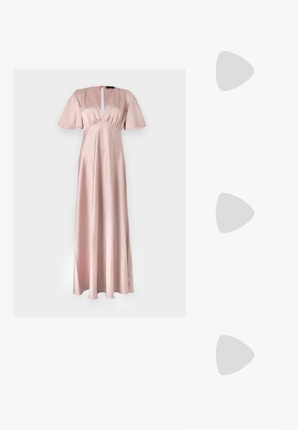 Abito lungo in satin di un delicato rosa pallido, con scollatura a chiave, maniche corte a volant e gonna fluida. Texture liscia, dettagli di design minimi.; Sandali neri con tacco alto presentano sottili cinturini con design annodato, una punta quadrata liscia e un elegante tacco a spillo.; Borsa a mano metallica grigia chiara con tracolla a catena, impreziosita da piccoli chiodi metallici circolari e da un logo triangolare del marchio.; Orecchini a cerchio in argento con una finitura liscia e lucente. Forma arrotondata, design leggero, con chiusura a perno.