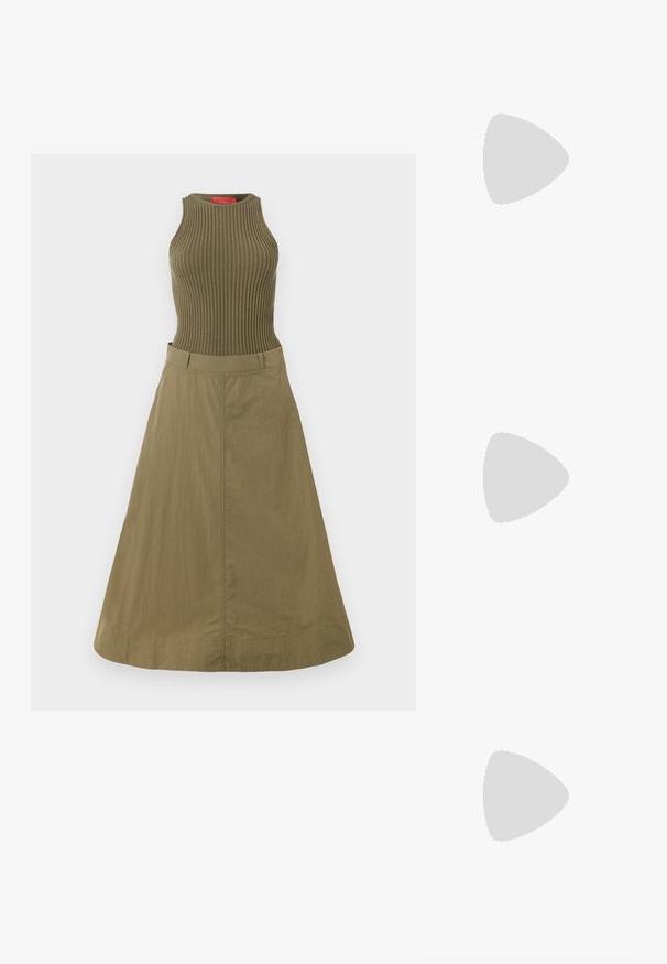 Robe verte olive avec un débardeur à côtes et une jupe fluide. Le tissu a une texture lisse, et le design présente un corsage ajusté et un ourlet large.; Sandale à talon haut en cuir noir avec bout ouvert, design asymétrique, bride de cheville et talon en forme de cône métallique. Texture lisse sur toute la surface.; Sac en cuir noir porté en travers avec deux poches avant, boucles dorées, fermeture zippée et une sangle fine. Surface texturée et forme rectangulaire compacte.; Boucles d'oreilles en métal doré en forme d'anneau, avec une forme courbée et allongée. Elles présentent une surface lisse et brillante avec une pointe arrondie pour un détail supplémentaire.