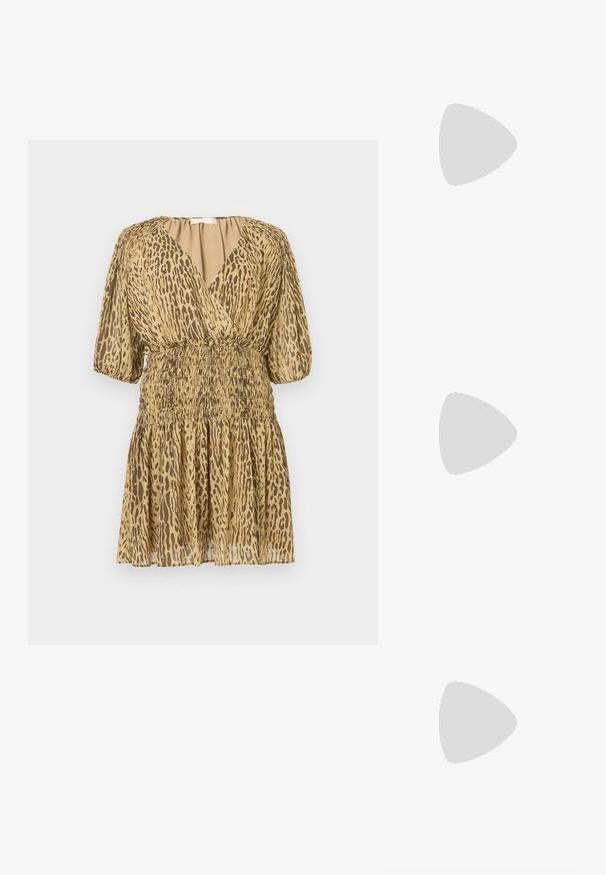 Krátké béžové šaty s hnědým leopardím vzorem, hlubokým výstřihem do V, nadýchanými polovičními rukávy a nabíraným elastickým pasem a sukní.; Bílé lodičky na podpatku s špicatou špičkou, hladkým svrškem, nízkým blokovým podpatkem a designem s bočním výřezem se stahovací sponou.; Kulaté sluneční brýle s tmavými čočkami a zlatými rámy. Modelka má na sobě světle modrý žebrovaný kardigan s knoflíky a kontrastními bílými rukávy.; Kabelka na zápěstí Michael Kors v béžové potažené plátno s opakujícím se vzorem loga MK, zlatými kovovými doplňky a odnímatelným řetízkovým popruhem.