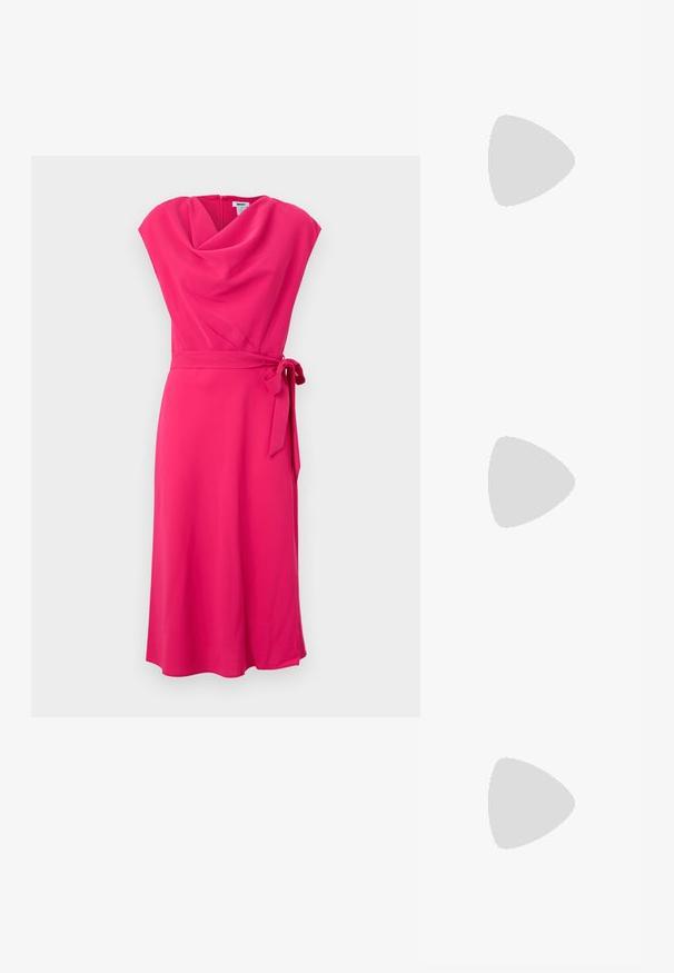 Fukszia színű, térd-length ruha fodros nyakkal, rövid ujjal és megkötős derékpánttal. Simább anyag, amely laza siluettet kölcsönöz.; Fekete magas sarkú szandálok vékony pántokkal, csomózott mintával, sima négyzetes orral és karcsú stiletto sarkal rendelkeznek.; Világosszürke fémes kézitáska lánc pánttal, kis kör alakú fém kifinomult díszítéssel és háromszög alakú márkagéppel.; Ezüst karika fülbevalók sima, fényes felülettel, ívelt formával és postazáras zárral. Minimalista, modern kivitel.