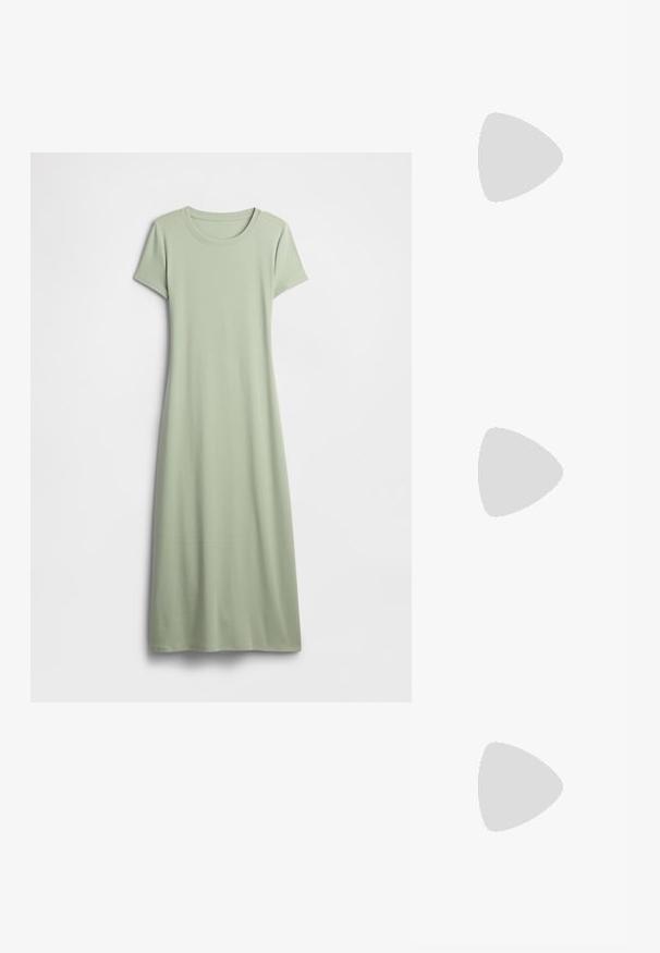 Sukienka z krótkim rękawem w jasnym zielonym kolorze, wykonana z miękkiego materiału. Posiada okrągły dekolt i długi, zwiewny fason bez zdobień.; Czarne lakierowane buty typu slingback z ostrym noskiem, paskami na kostkach z srebrnymi klamrami i elementami metalowymi oraz smukłym obcasem.; Złota metaliczna torebka o strukturalnym designie, gładkiej powierzchni i regulowanym pasku. Charakteryzuje się unikalnym trójkątnym kształtem i minimalistycznym przeszyciem.; Złote kolczyki w odcieniu, prezentujące teksturowane, faliste kształty. Zawierają rzeźbiarskie klipsy i otwarty projekt kółek z młotkowanym wykończeniem.