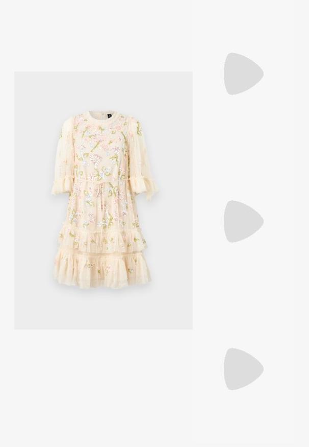 Vestido bordado en suave tela beige transparente con patrones florales, volantes en capas y mangas abullonadas. Cintura con cordones para ajustar la talla.; Sandalia de tacón alto de cuero negro con punta abierta, diseño asimétrico, tirante en el tobillo y tacón en forma de cono metálico. Textura suave en toda la superficie.; Bolso crossbody de cuero texturizado marrón con correa de cadena dorada y cierre de solapa. La parte frontal presenta un detalle de logo y un bolsillo debajo de la solapa.; Un par de pendientes de metal dorado en forma de óvalo irregular con una superficie texturizada y ligeramente martillada sobre un fondo blanco.