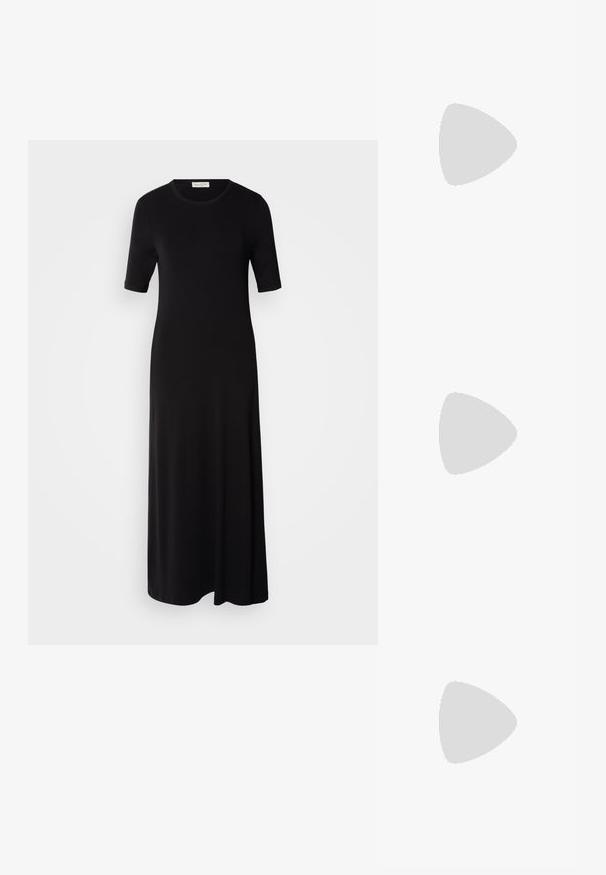 Vestido maxi preto feito de tecido suave, com mangas curtas, decote redondo e um corte solto. Sem padrões ou detalhes visíveis.; Sandal de tiras pretas com biqueira quadrada e um pequeno salto bloco. Apresenta várias tiras finas e uma tira no tornozelo ajustável. Feito de couro liso.;  Bolsa tote de couro preta com textura suave, forma estruturada, duas alças e um destaque prateado proeminente na parte da frente.; Brincos de argola prateados com um design arredondado e elegante, apresentando uma superfície lisa e sem adornos visíveis. Diâmetro não especificado.