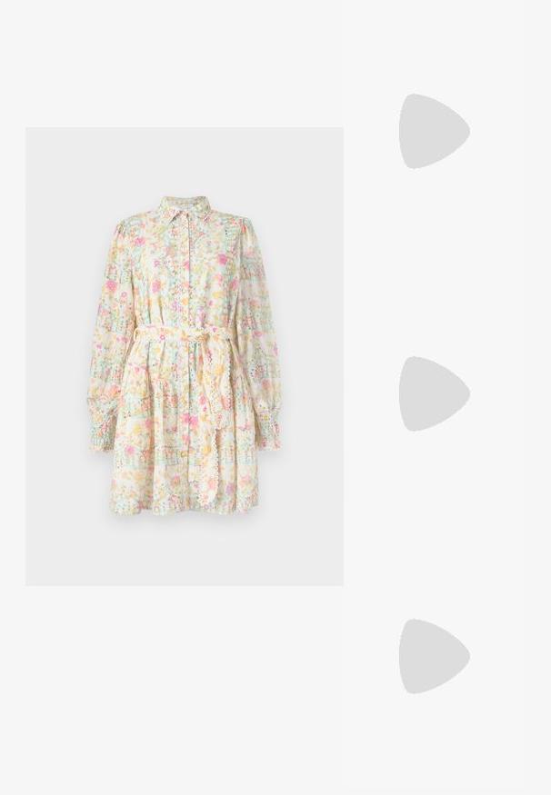 Abito floreale in tessuto leggero, con colletto, maniche lunghe a sbuffo, cintura a fiocco e decorato con fiori pastello e linee a griglia.; Tacchi slingback in pelle lucida beige con punta affusolata e tacco di 5 cm, caratterizzati da lati traforati e una sottile fascia alla caviglia.; Occhiali da sole tartarugati con lenti ovali allungate, tonalità marrone, accenti dorati con logo sulle tempie e aste nere eleganti.; Borsa a tracolla beige con un motivo stampato, forma curvata, dettagli in pelle e un logo dorato sul davanti. Presenta una maniglia corta per un facile trasporto.; Collana di perle e cristalli con un design rotondo a perline in tonalità tenui, caratterizzata da perle alternate e accenti scintillanti, indossata attorno al collo.