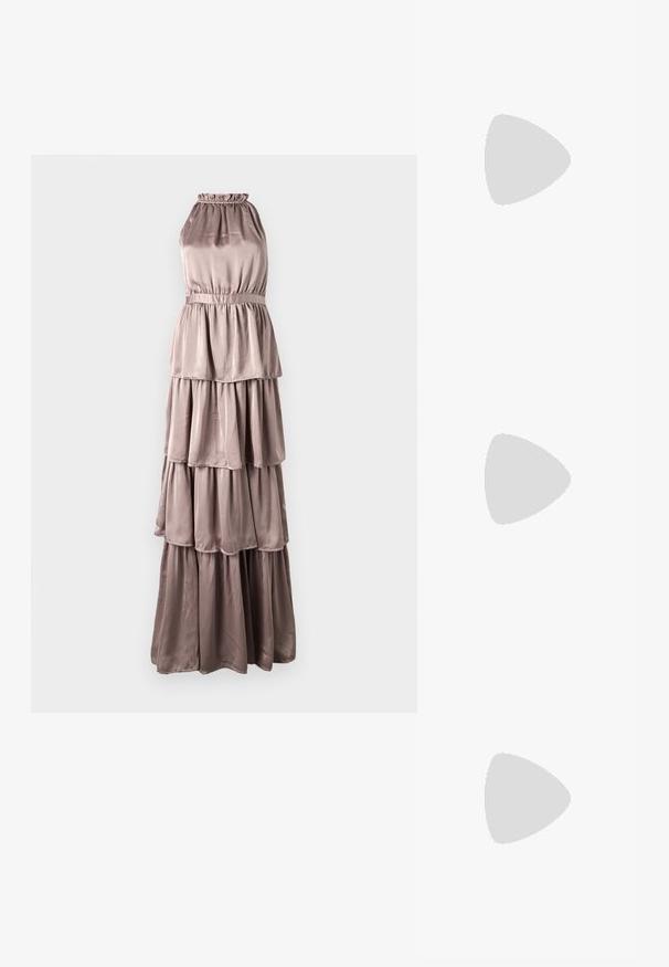 Maxi šaty s volánmi v svetlom taupe odtieni, z saténového materiálu. Obsahujú halter krk, elastický pás a vrstvené volány na sukni.; Lodičky s špičatou špičkou v striebornom, zlatom a telovom farebnom prevedení. Lesklý povrch s výrezovým dizajnom, s ihlovým opätkom.; Strieborná metalická taška s mäkkým, zaobleným tvarom a uzáverom s uzlíkom. Vyrobená z hladkej syntetickej kože.; Strieborné kruhové náušnice s prúteným dizajnom, s lešteným povrchom a zapínaním na kolíček. Majú priemer približne 3 cm.