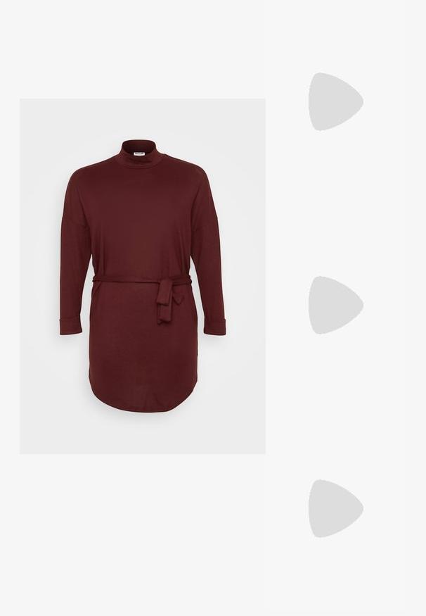 Vestido longo bordeaux de manga longa com gola alta, cintura cinto, e punhos enrolados; tecido macio com uma textura suave e uma silhueta descontraída.; Sandalha metálica dourada com um salto em bloco angular, duas tiras sobre o pé e uma tira ajustável no tornozelo. Textura suave.; Bolsa amarela em pele de crocodilo falsa, com um design estruturado, pega no topo, alça de corrente removível e decoração de cristal no fecho.; Brincos em tom de ouro com formas onduladas e texturizadas. Inclui studs escultóricos com presilha e um design de argola aberta com um acabamento martelado.