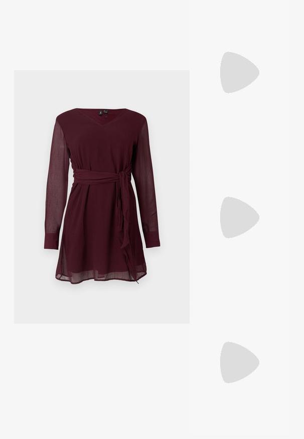Vestido bordeaux até ao joelho, com mangas longas e transparentes, decote em V e cinto amarrado na cintura. Feito de um tecido leve e texturizado.; Sapato slingback preto em pele patentada com bico apontado, tiras no tornozelo apresentando fivelas e acessórios prateados, e um salto elegante.; Bolsa de couro preta com forma curva, alça destacável e detalhes em dourado. A bolsa possui uma aba com detalhe de fivela.; Brincos em tom de ouro com formas onduladas e texturizadas. Inclui studs escultóricos com presilha e um design de argola aberta com um acabamento martelado.