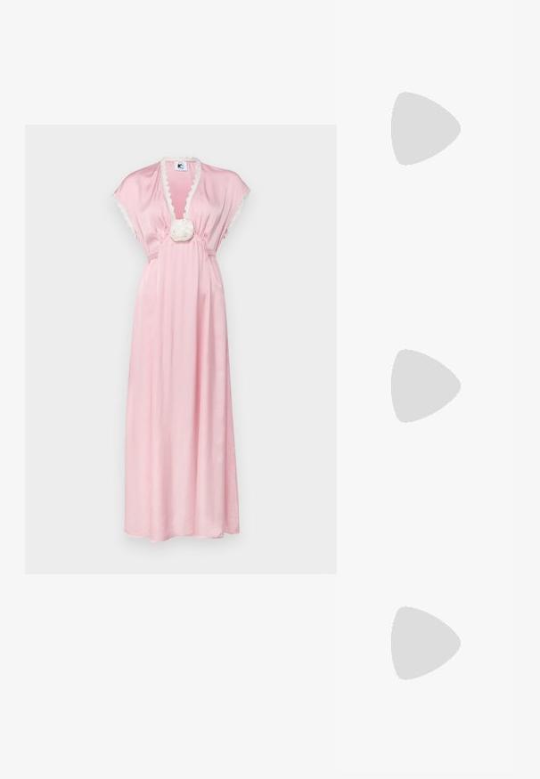 Lang rozenkleurige satijnen jurk met een diepe V-hals, korte mouwen en golvende kantafwerking, met een bloemaccent op de taille.; Zwart patent slingback hak met een spitse neus, voorzien van een gestructureerde slangenprint, verstelbare band en een korte, gestructureerde blokhak.; Zwarte leren schoudertas met twee vo pockets, gouden gespen, ritsluiting en een smalle band. Tekstuur oppervlak en compacte rechthoekige vorm.; Gouden metalen oorbellen in de vorm van een gebogen, verlengde hoop. Kenmerkend zijn het gladde, glanzende oppervlak en de afgeronde punt voor extra detail.