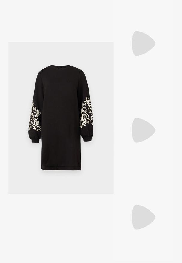 Melnas garas piedurknes kleitas ar apaļu kakla izgriezumu, nedaudz puffētām piedurknēm un baltu abstraktu ziedu izšuvumu uz apakšējām piedurknēm.; Apspīlēta augstpapēžu kurpe ar zeltītu, sudrabi un neitrālu krāsu kombināciju. Spīguļojoša virsma ar izgriezuma dizainu, aprīkota ar stiletto papēdi.; Sudraba metāliska poga somiņa ar mīkstu, noapaļotu formu un mezgla augšējo aizdari. Izgatavota no gludas mākslīgās ādas materiāla.; Sudraba gredzenveida auskari ar minimālistisku dizainu. Cirkulāra forma, gluda tekstūra un plāns profils. Vieglu svaru ar spīdīgu apdari.