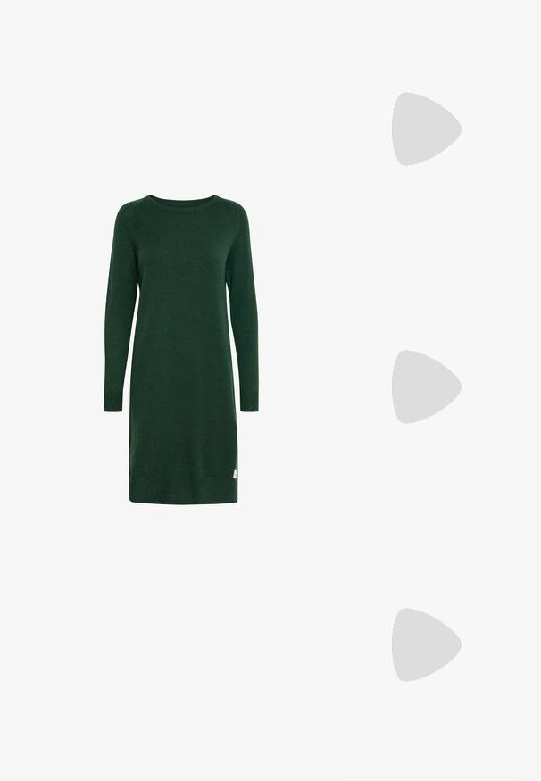 Robe tricotée verte à manches longues, col rond et poignets côtelés. Présente une petite étiquette de logo près de l'ourlet.; Chaussure slingback en cuir verni noir avec un embout pointu, des brides de cheville avec des boucles en argent et des éléments en métal, et un talon fin.; Sac à main en métal doré avec un design structuré, texture lisse et bandoulière ajustable. Présente une forme triangulaire unique et des coutures minimalistes.; Boucles d'oreilles dorées présentant des formes texturées et ondulées. Comprend des clips sculpturaux et un design de créoles ouvertes avec une finition martelée.