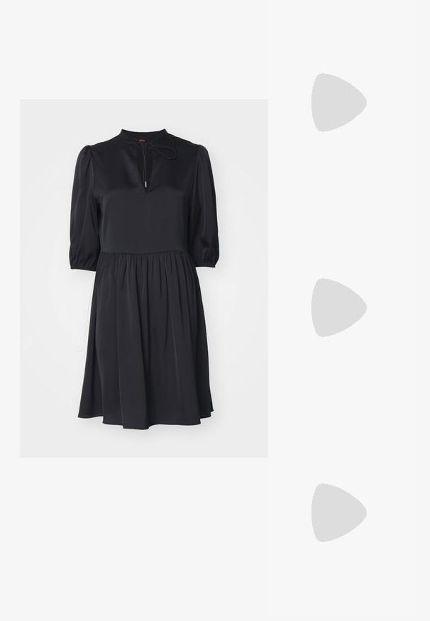 Rochie neagră dintr-un material neted, având un guler înalt, detaliu cu cravată la gât, mâneci bufante și talie strânsă.; Pantof înalt din piele argintie, cu vârf ascuțit, accent cu curea neagră și finisaj lucios, având o siluetă elegantă și toc subțire.; Poșeta neagră din piele matlasată cu o curea din lanț auriu și un închizător cu toggle care are un accent circular. Formă compactă și rectangulară.; Colier placat cu aur, cu un accent central neted și curbat. Dispune de o chaină flexibilă cu un închizător tip homar și link-uri suplimentare ajustabile.