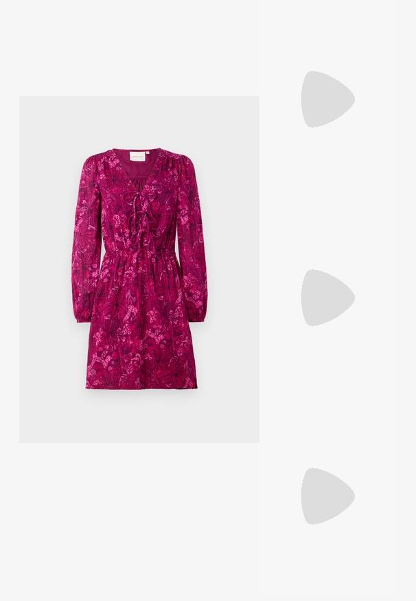 Fuksia mekko, jossa on pitkät, puffimaiset hihat ja syvä V-kaula-aukko. Omistautuu vyötärön kiristämiseen ja koko mekon kattavaan tummemmissa sävyissä olevaan kukkakuosiin.; Valkoiset nahkakengät paksulla valkoisella pohjalla, mustalla mokkanahkaosuudella kannassa ja kohokuvioitu logo sivulla. Nauhakeskitys kuudella reiällä.; Mustat ylisuuret aurinkolasit, joissa on geometrinen muoto, tummat linssit ja kehykseen erottuva harmaa yksityiskohta. Logo varressa.; Hopehopeet hopehopeet hopehopeet hopehopeet, jolla on sileä, kiiltävä pinta. Pyöreä muoto, kevyt rakenne, jossa on neulakiinnitys.
