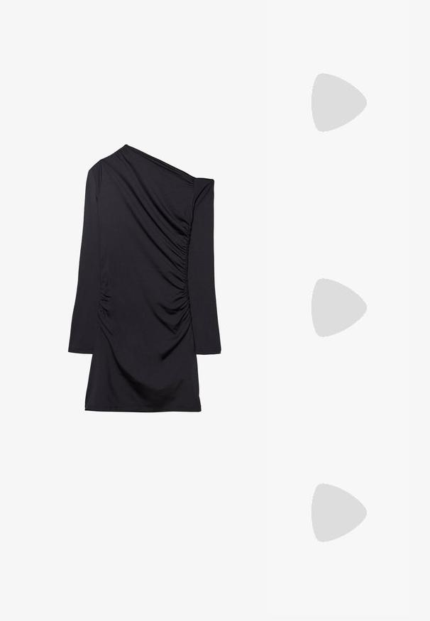 Robe noire avec un design une épaule, manches longues et texture froncée sur le côté. Fabriquée en tissu doux et extensible.; Sandales à talons hauts bordeaux avec un orteil carré, des lanières fines et une boucle au niveau de la cheville. Texture en cuir lisse et un talon bloc fin.; Lunettes de soleil noires avec une monture géométrique, verres jaunes et accents dorés sur les branches. Texture lisse, forme large, design contemporain.; Sac à main en cuir bordeaux au design doux et froncé, avec une forme arrondie. La poignée est fixée, mettant en valeur une texture lisse.