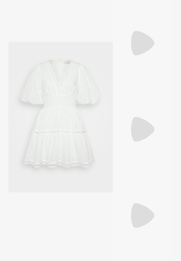 Λευκό φόρεμα με φουσκωτά μανίκια, σμιχτό στη μέση και φούστα με επίπεδα. Διαθέτει υφασμάτινα πουά και διακοσμητική δαντέλα. Σχέδιο V-neck.; Χρυσές σαγιονάρες με τρεις οριζόντιες λωρίδες. Ίσια σόλα και λεία υφή υλικού, με ανοιχτό σχέδιο στη μύτη.; Μαύρη τσάντα χειρός από υφή δέρματος, με διαμαντένιο σχέδιο, χρυσή αλυσίδα και λαβή στην κορυφή με κλείσιμο καπάκι με λογότυπο.; Χρυσά σκουλαρίκια με ρέουσα, καμπυλωτή σχεδίαση. Κάθε σκουλαρίκι διαθέτει λεία επιφάνεια και ένα μικρό κούμπωμα με διακοσμητική λεπτομέρεια.