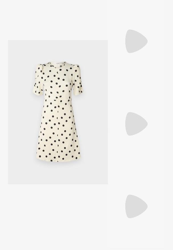 Lyhythihainen mekko kermansävyisestä kankaasta, jossa on mustia pilkkuja. Mekossa on pyöreä kaula-aukko, vyötärö on vartalonmyötäinen ja hameosa on liehuva.; Musta nahkainen slingback-korkokenkä, jossa on teräväkärkinen muotoilu, sileä pinta ja huolellinen hihna, jossa on metallikuva.; Musta olkalaukku, joka on valmistettu teksturoidusta synteettisestä materiaalista, jossa on kaksi kantokahvaa, kultainen logo-plaaketti ja pieni tagi, jossa on korostusyksityiskohta.; Kultaiset ympyräkorvakorut, joissa on tekstiurakuviointi ja kolme kirkasta kristallikoristetta yhdellä puolella, tarjoavat modernin geometrisen estetiikan.