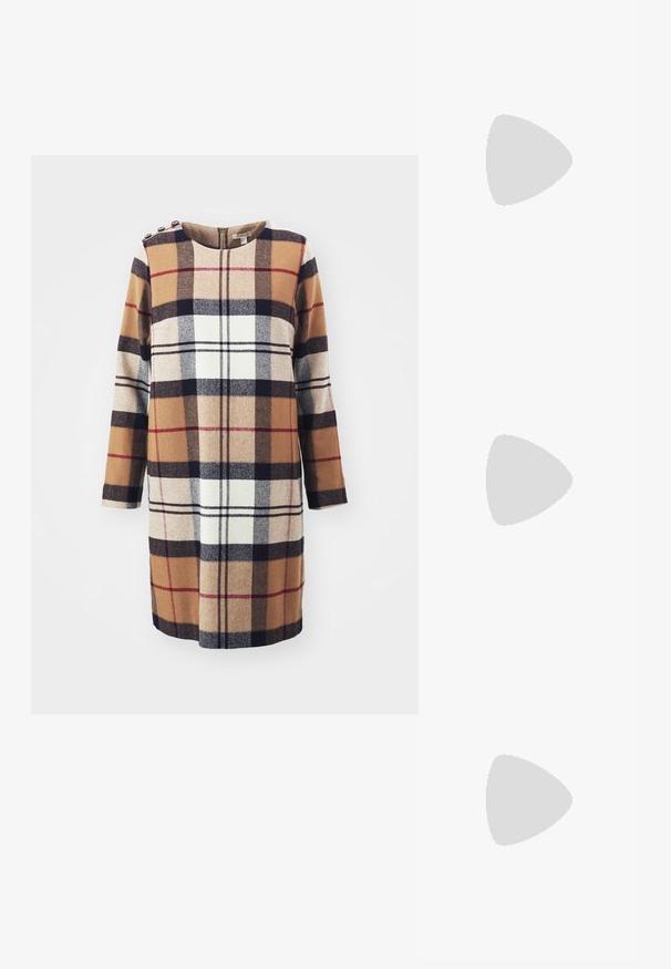 Sukienka z mieszanki wełny z dużym brązowym, czarnym i białym wzorem w kratę, długimi rękawami, okrągłym dekoltem oraz dekoracyjnymi guzikami na ramionach.; Czarne lakierowane czółenka na obcasie typu slingback z wąskim noskiem, z teksturowanym wzorem wężowym, regulowanym paskiem oraz krótkim, teksturowanym obcasem w kształcie słupka.; Czarna skórzana torba na ramię z dwoma przednimi kieszeniami, złotymi klamrami, zamkiem błyskawicznym i cienkim paskiem. Teksturowana powierzchnia i kompaktowy prostokątny kształt.; Złote kolczyki z prostokątnym, przezroczystym kryształem zwisającym poniżej rzędu małych, okrągłych, przezroczystych akcentów. Elegancki, nowoczesny design.